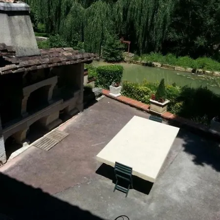House Au Bord De La Riviere