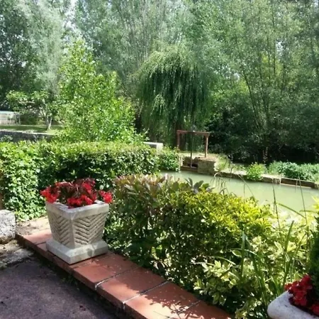 House Au Bord De La Riviere
